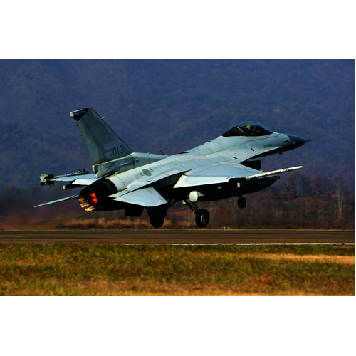 Academy 1/72 KF-16C FIGHTING FALCON Plastic Model Kit