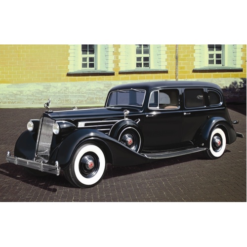 ICM 1/35 Packard Twelve (Model 1936) WWII Soviet Leaders' Car with Passengers (5 Figures) Plastic Model Kit