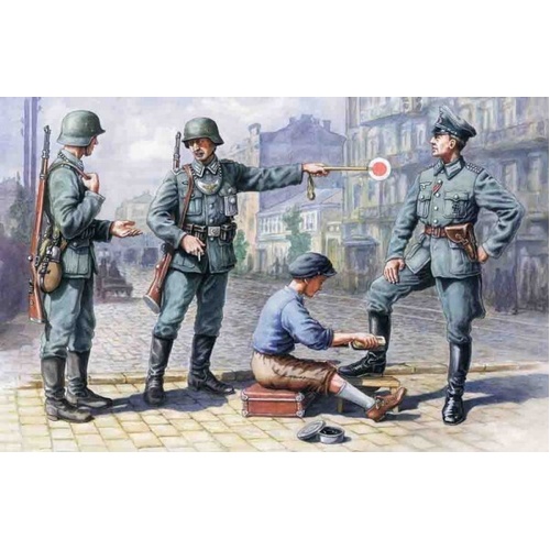 ICM 1/35 German Patrol (1939-1942) (4 Figures - 1 officer 2 soldiers 1 civilian) Plastic Model Kit