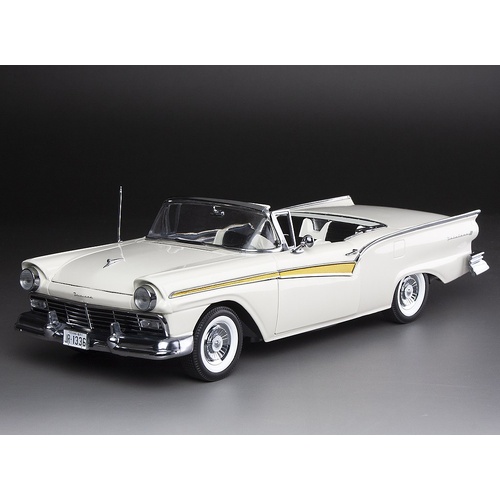 Sun Star 1/18 1957 Ford Fairlane 500 Skyliner -Colonial White